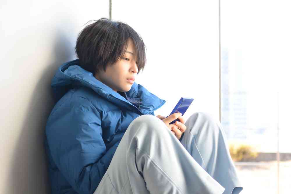 スマホしてるイケメン・美女の画像