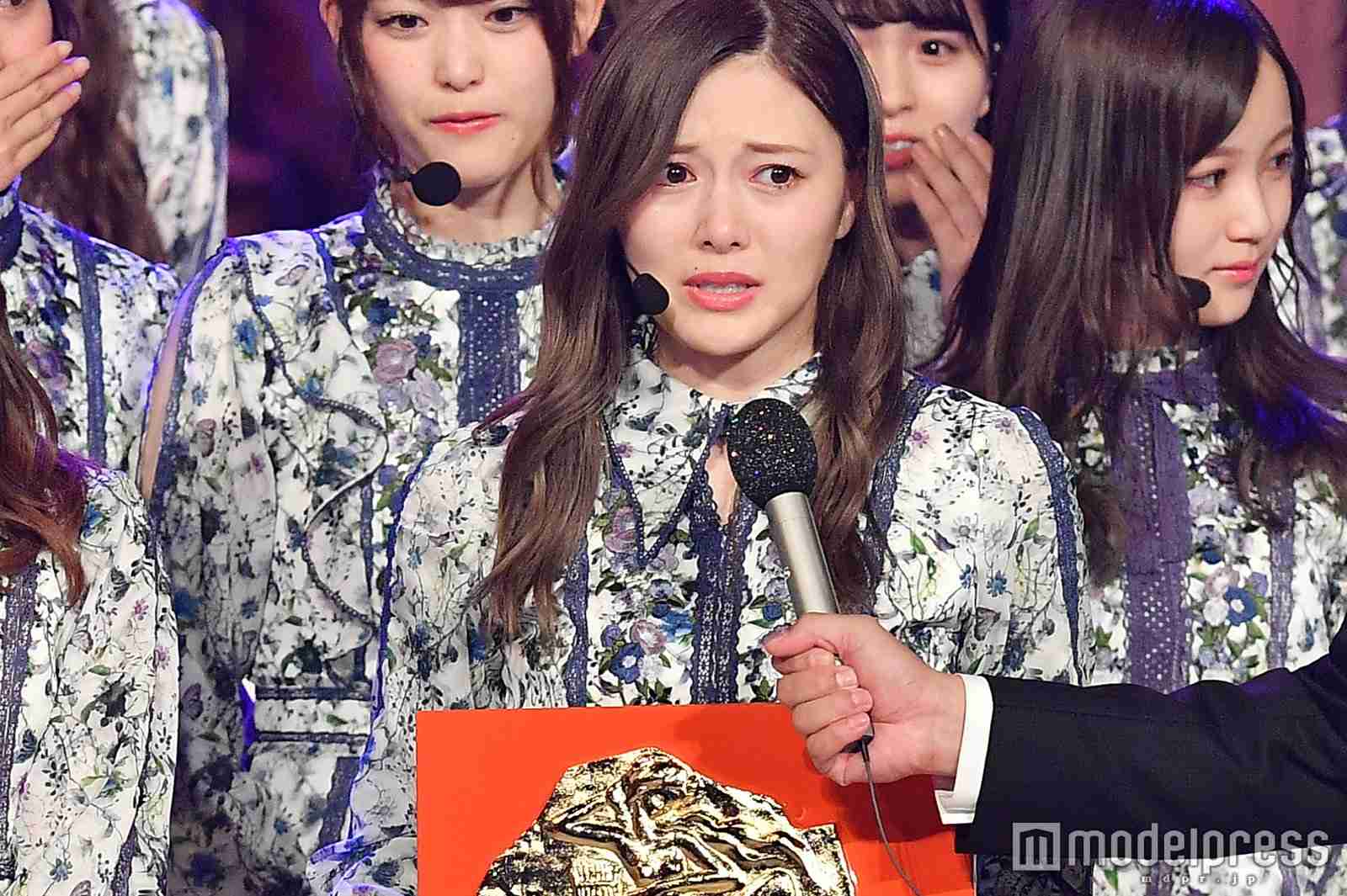 ＜速報＞乃木坂46「レコ大」2連覇　白石麻衣が号泣、西野七瀬と熱い抱擁