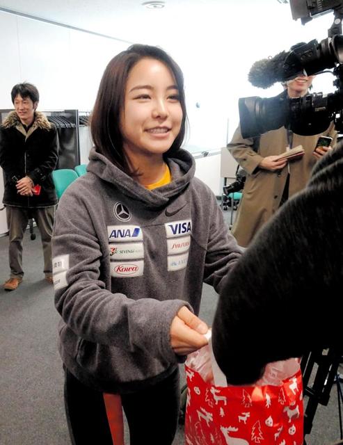 高梨沙羅が報道陣に手渡しクリスマスプレゼント「もらっていただけますか？」