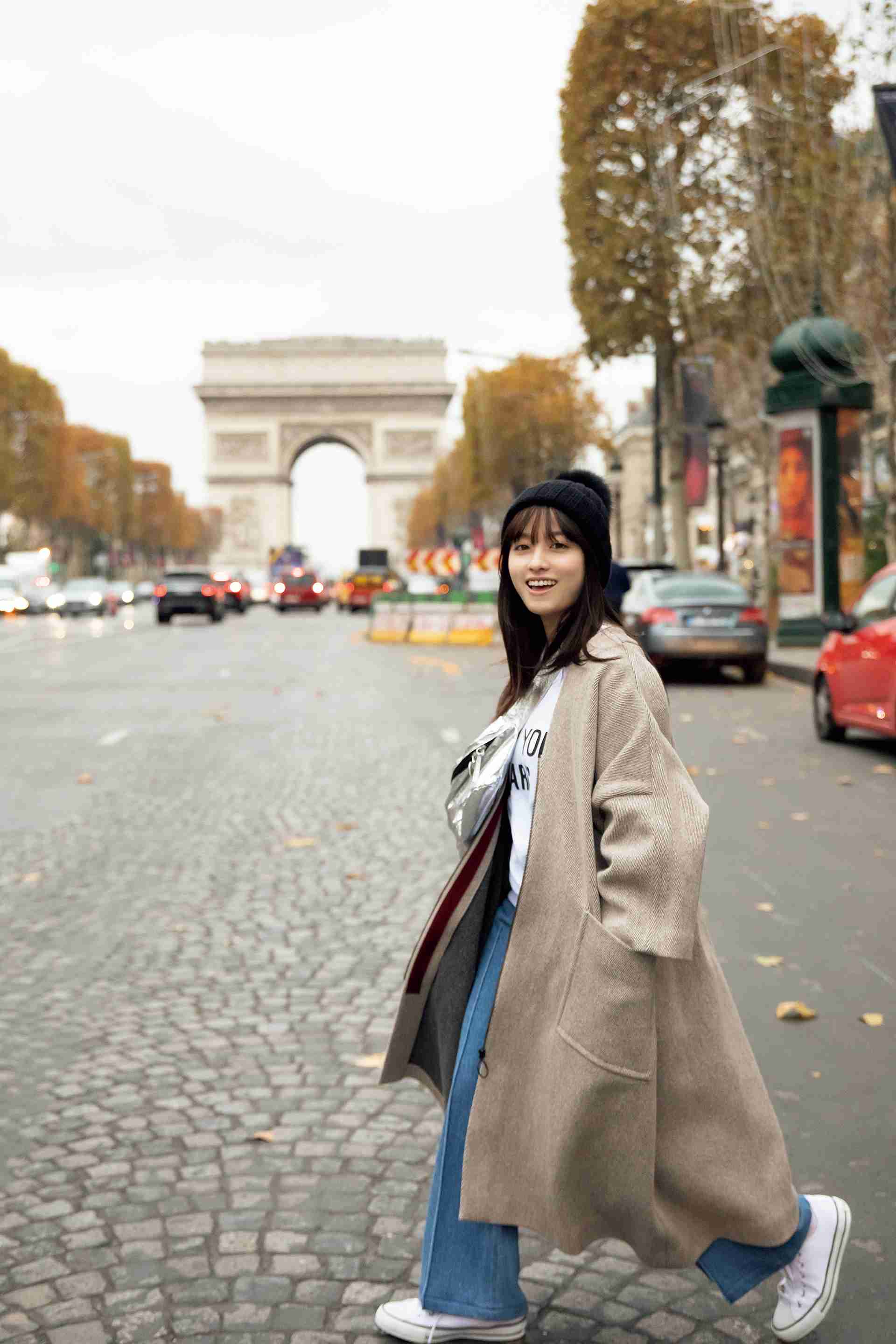 橋本環奈、笑顔全開でイナバウアー披露 写真集ツイッター貴重カット公開