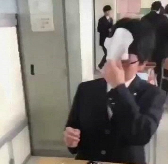 新潟北高校で女子高生が男子高生にナプキンを貼り付ける動画がネットで拡散される | ぶんぐのぶろぐ