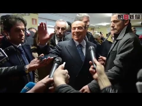 ベルルスコーニ氏に裸で抗議　投票所で女性ら取り押さえ - YouTube