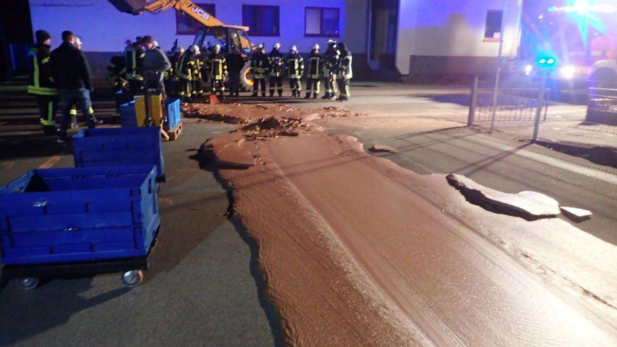                 工場から液状チョコあふれ道路に、ドイツ西部で消防隊が緊急出動 | ロイター