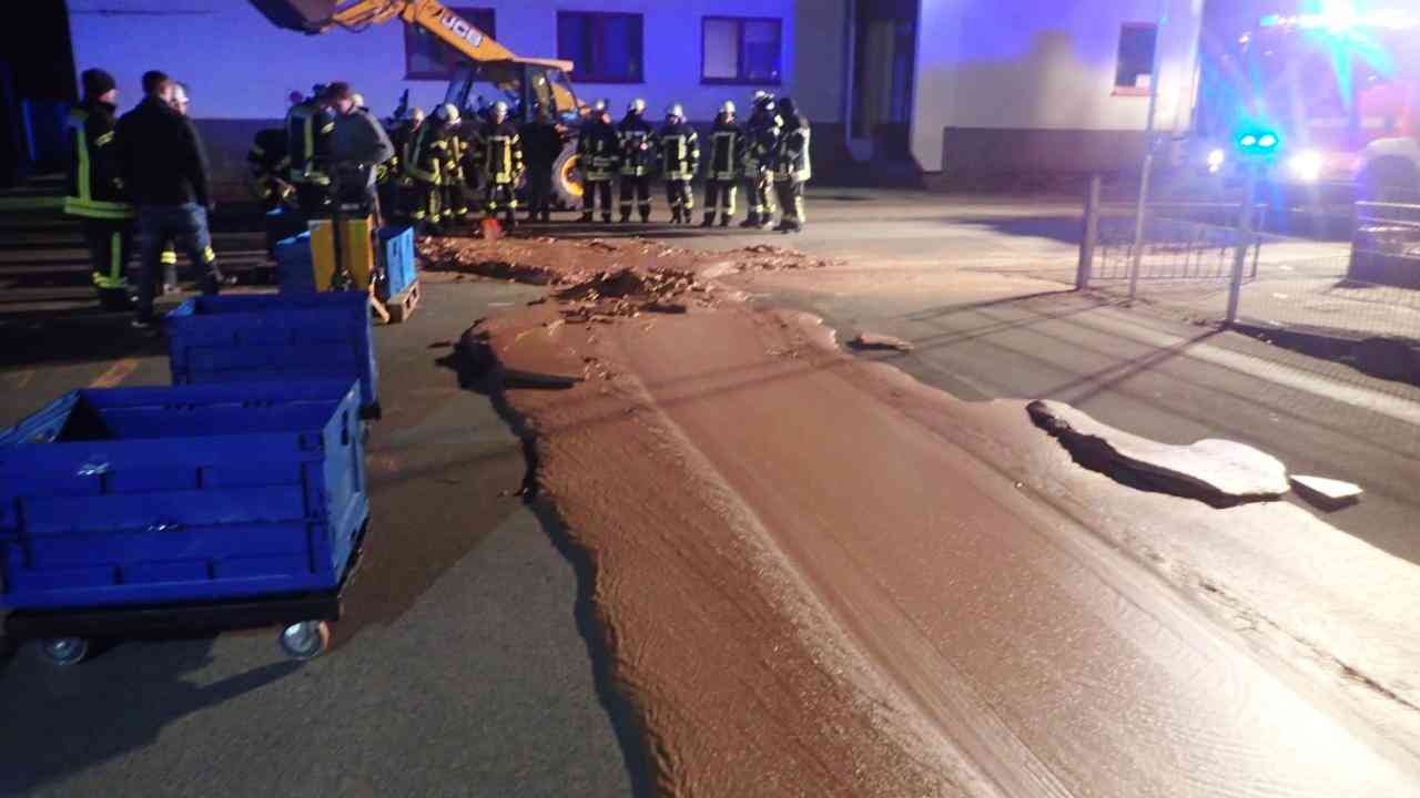 工場から液状チョコあふれ道路に、ドイツ西部で消防隊が緊急出動