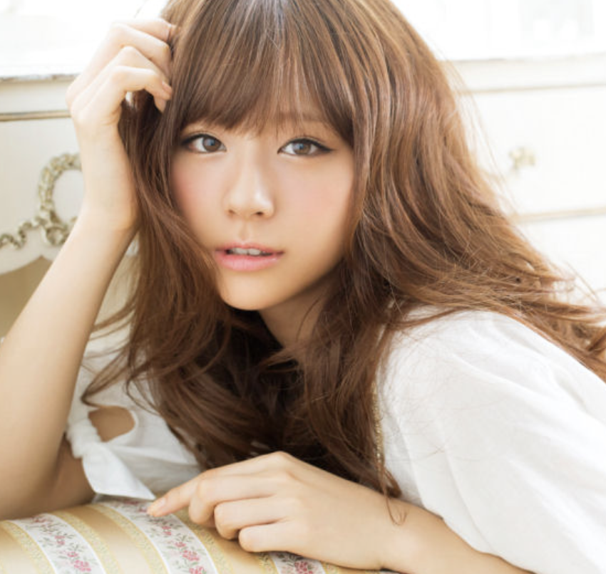 西内まりや、全身ベルサーチェの大胆な美脚姿に「抜群のスタイル」「相変わらず綺麗」の声