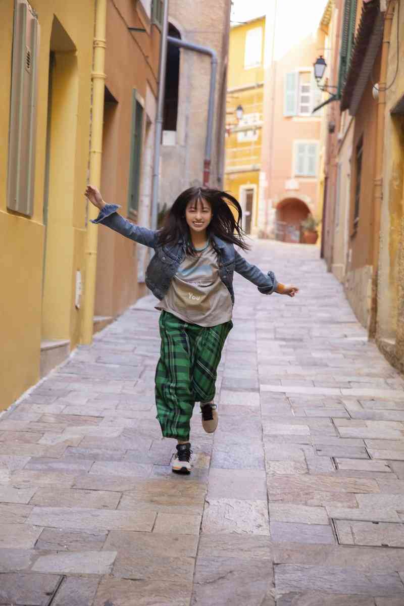 橋本環奈、笑顔全開でイナバウアー披露 写真集ツイッター貴重カット公開