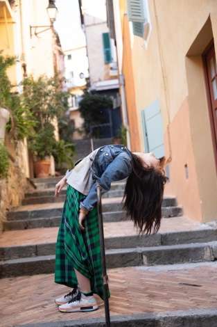 橋本環奈、笑顔全開でイナバウアー披露 写真集ツイッター貴重カット公開