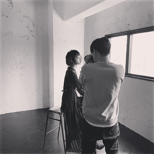 剛力彩芽、「どんどんキレイに…」屋外ロケで撮影中の姿に称賛の声が相次ぐ