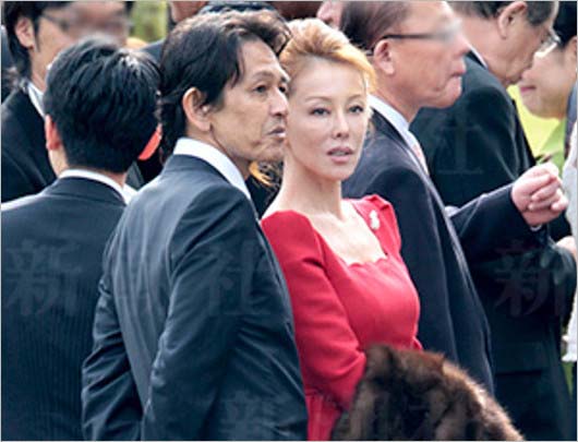 夫不在の自宅に招き入れ… 「小川直也」と「松野頼久」美人妻が重ねた