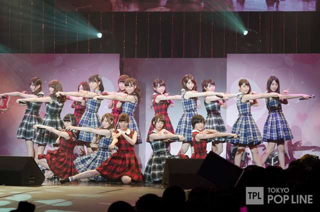 女性アイドルの衣装画像