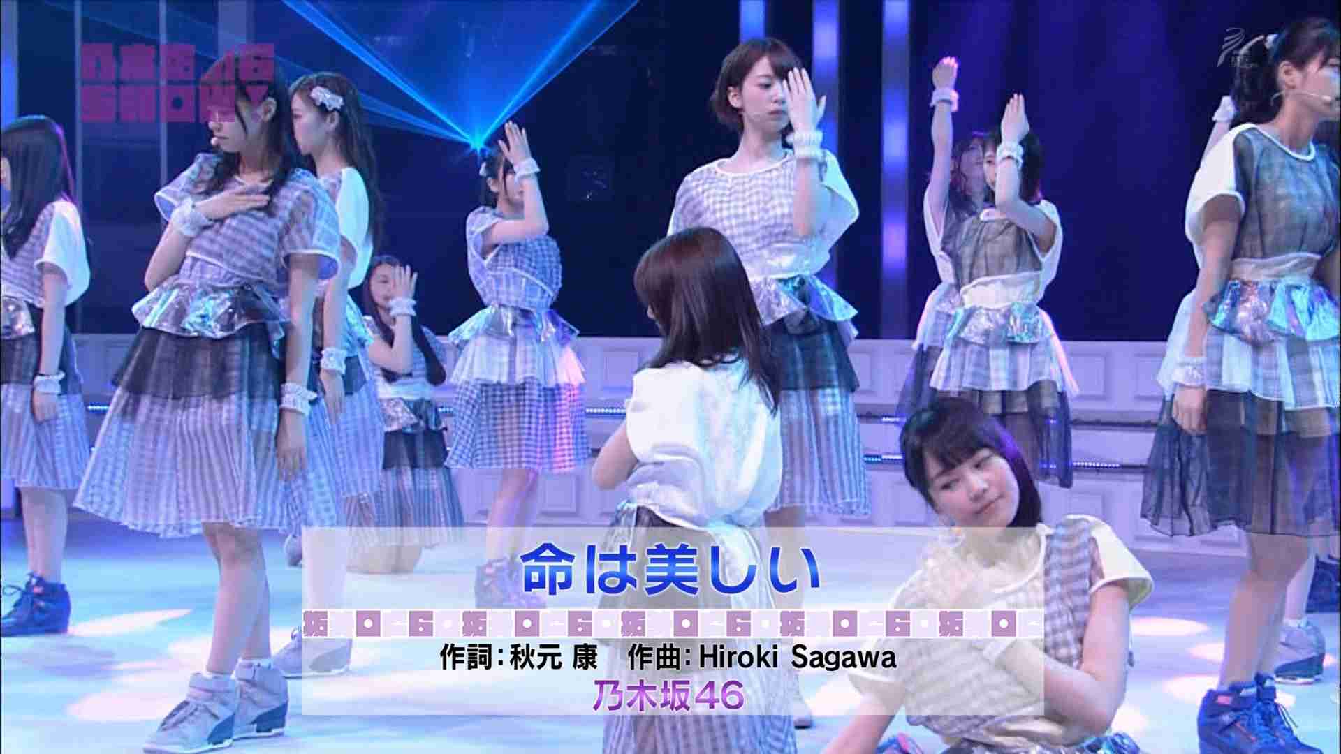 女性アイドルの衣装画像