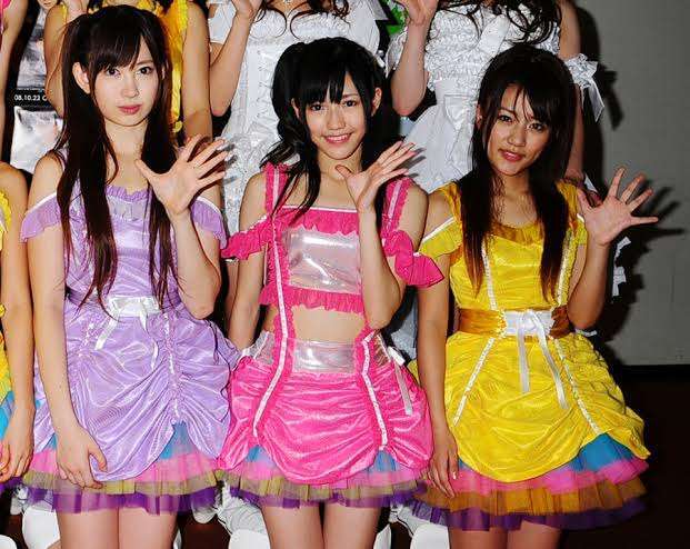 小嶋陽菜、美尻を大胆露出したスイムウェア姿披露「ダイナマイトボディ」「白くてモチモチ」
