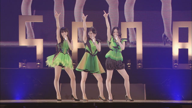 女性アイドルの衣装画像