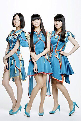 女性アイドルの衣装画像