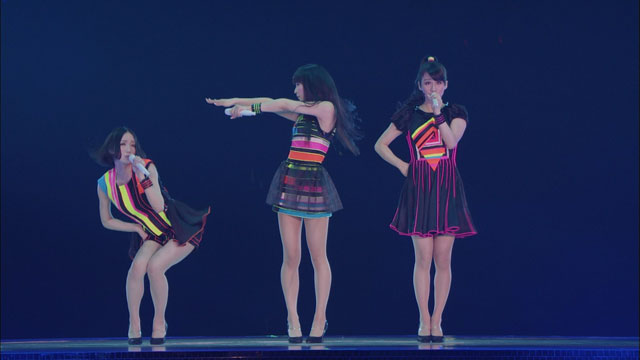 女性アイドルの衣装画像