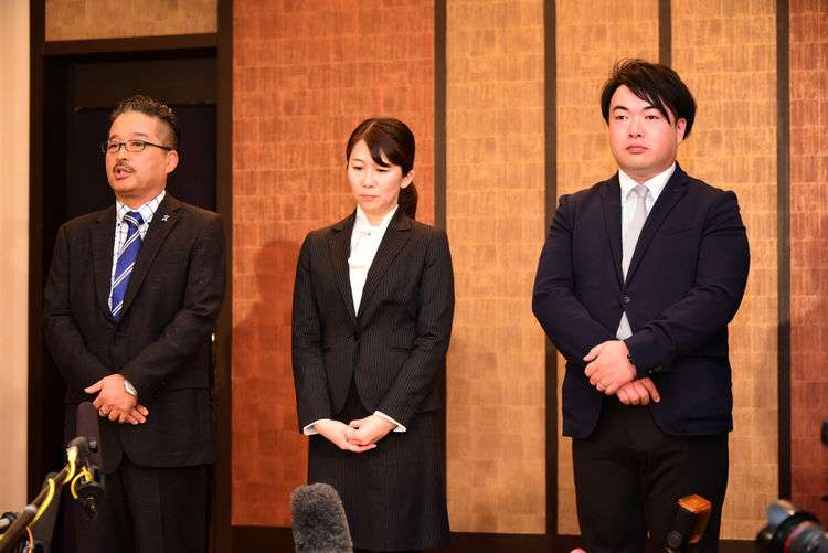 左から株式会社AKS運営責任者の松村匠氏、NGT48新支配人の早川麻依子氏、NGT48新副支配人の岡田剛氏。 [画像ギャラリー 1/5] - 音楽ナタリー