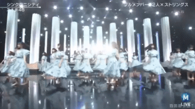 女性アイドルの衣装画像