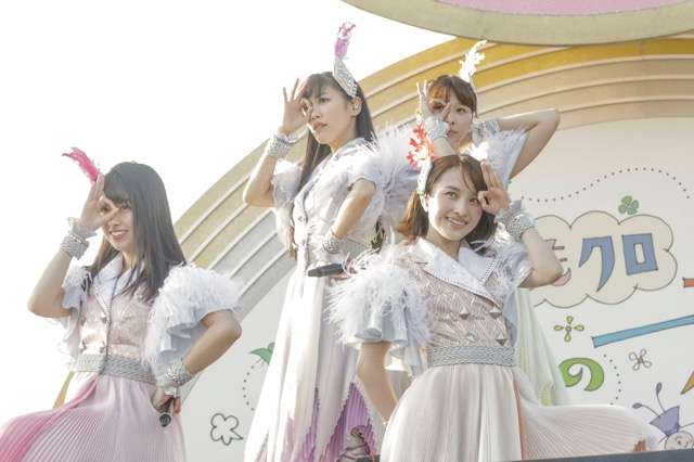 女性アイドルの衣装画像