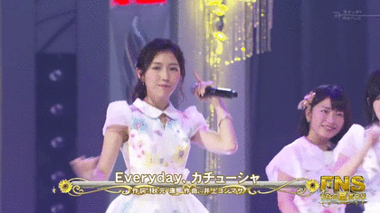 女性アイドルの衣装画像