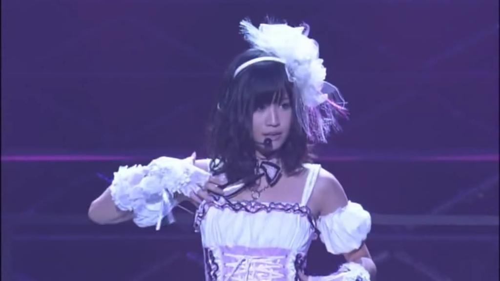 女性アイドルの衣装画像
