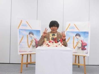 Hey! Say! JUMP薮宏太 ミュージカル主演「ポジティブに」 特大バースデーケーキに決意新た