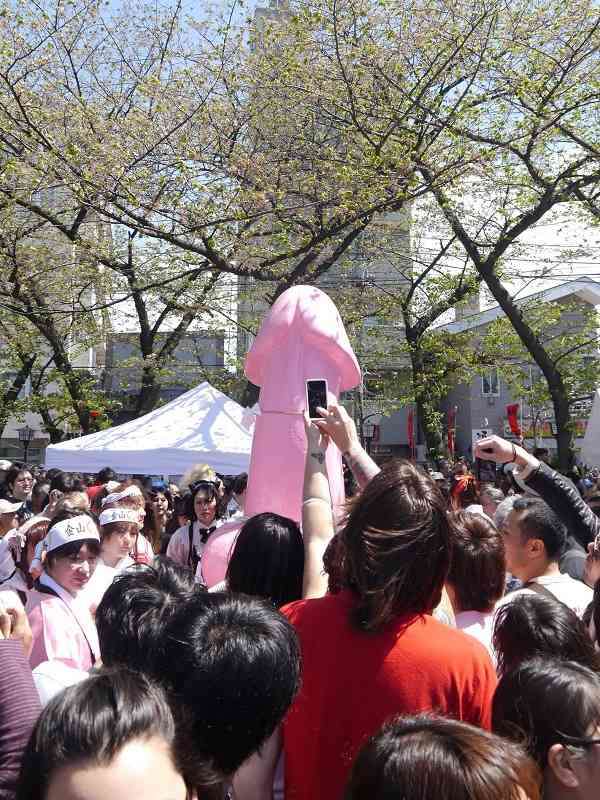 日本有数の奇祭「かなまら祭り」開催！ 男根が練り歩く様子は予想よりもはるかに「カオス」だった