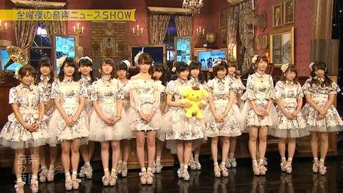 女性アイドルの衣装画像
