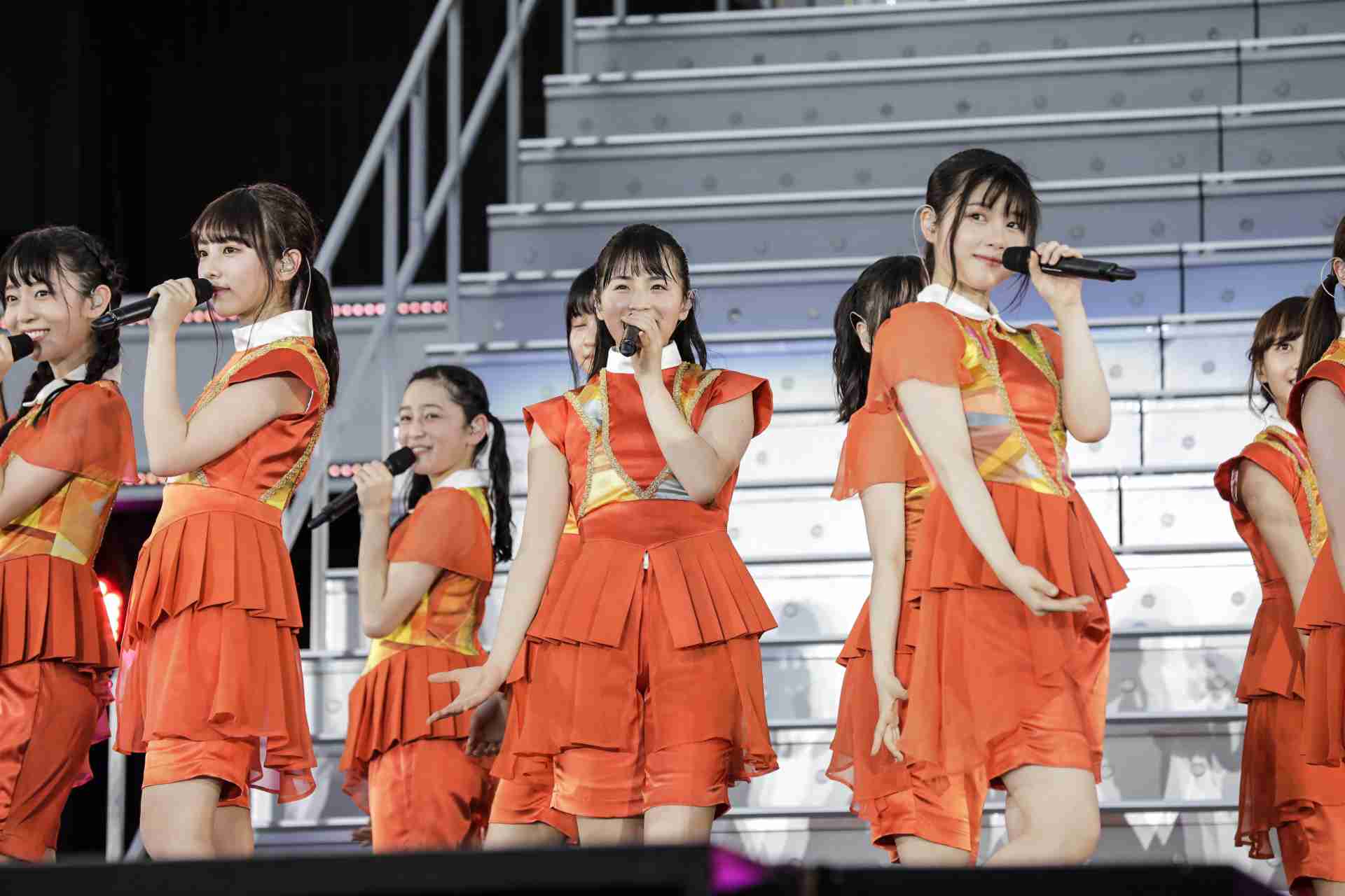 女性アイドルの衣装画像