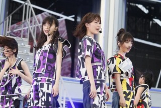 女性アイドルの衣装画像