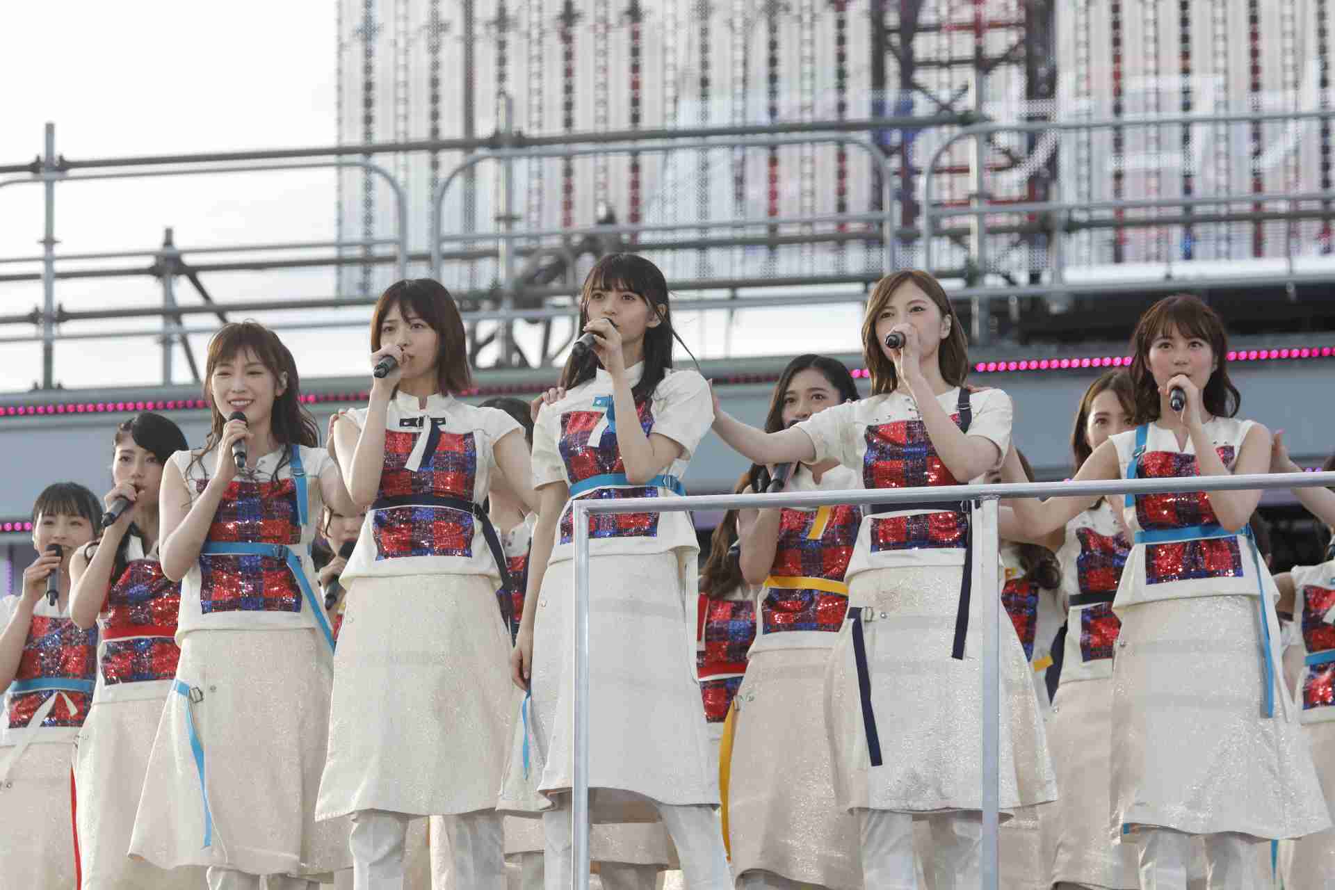 女性アイドルの衣装画像