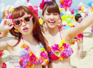 女性アイドルの衣装画像