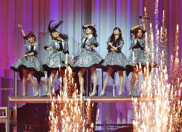 女性アイドルの衣装画像