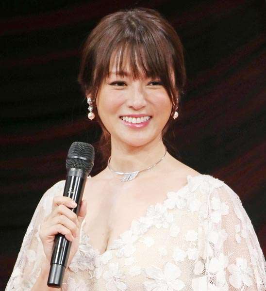 【深田恭子】実業家と交際報道も…深田恭子と亀梨の“愛犬散歩”目撃情報｜日刊ゲンダイDIGITAL