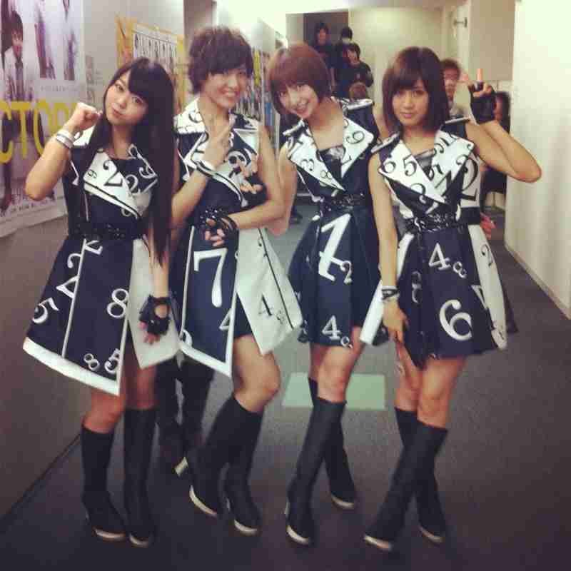 女性アイドルの衣装画像