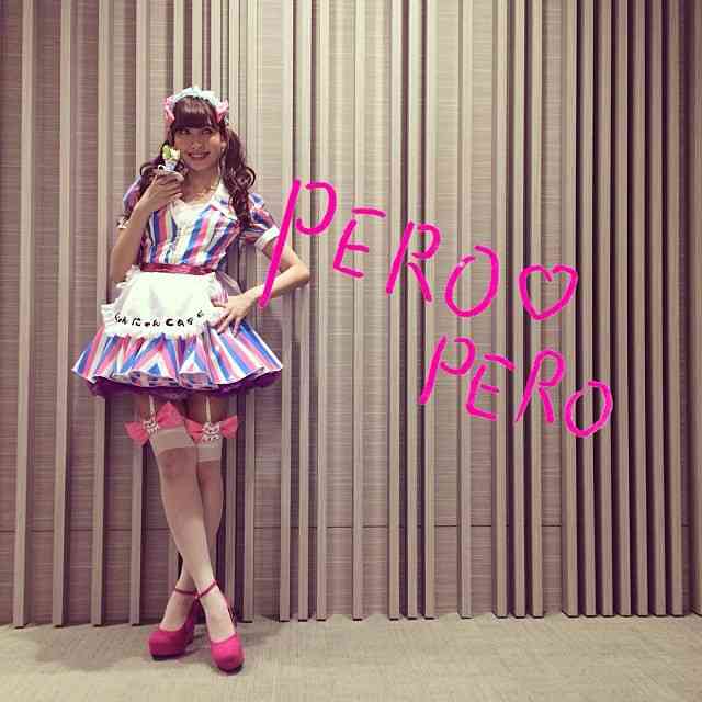 女性アイドルの衣装画像