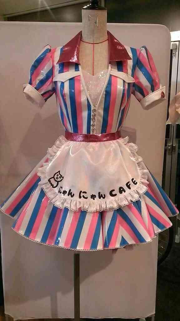 女性アイドルの衣装画像