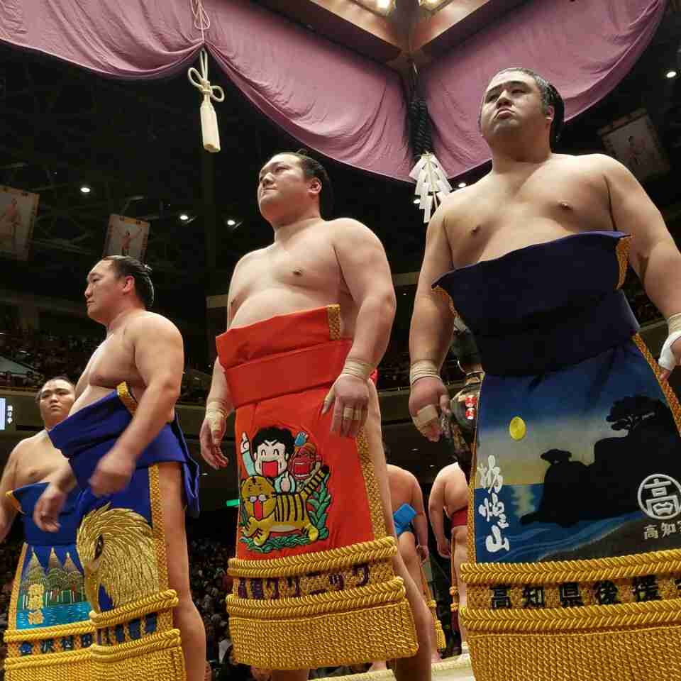 国技館に響き渡る「YES高須クリニック」 5回連呼&土俵下の本人バンザイで館内騒然