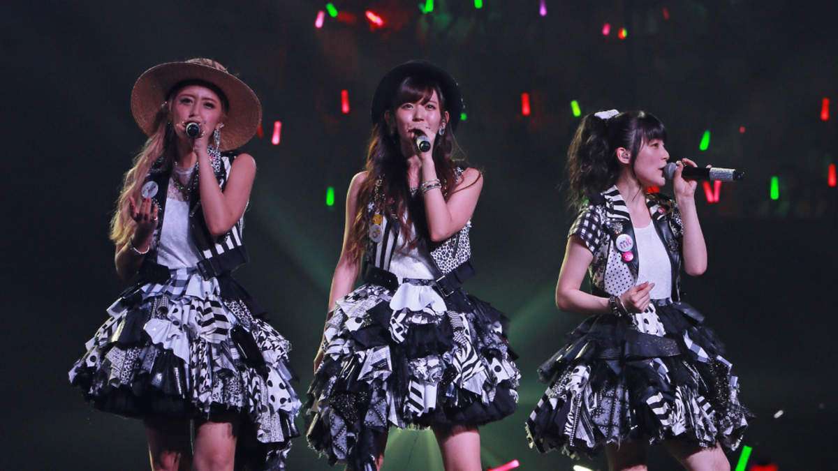 女性アイドルの衣装画像