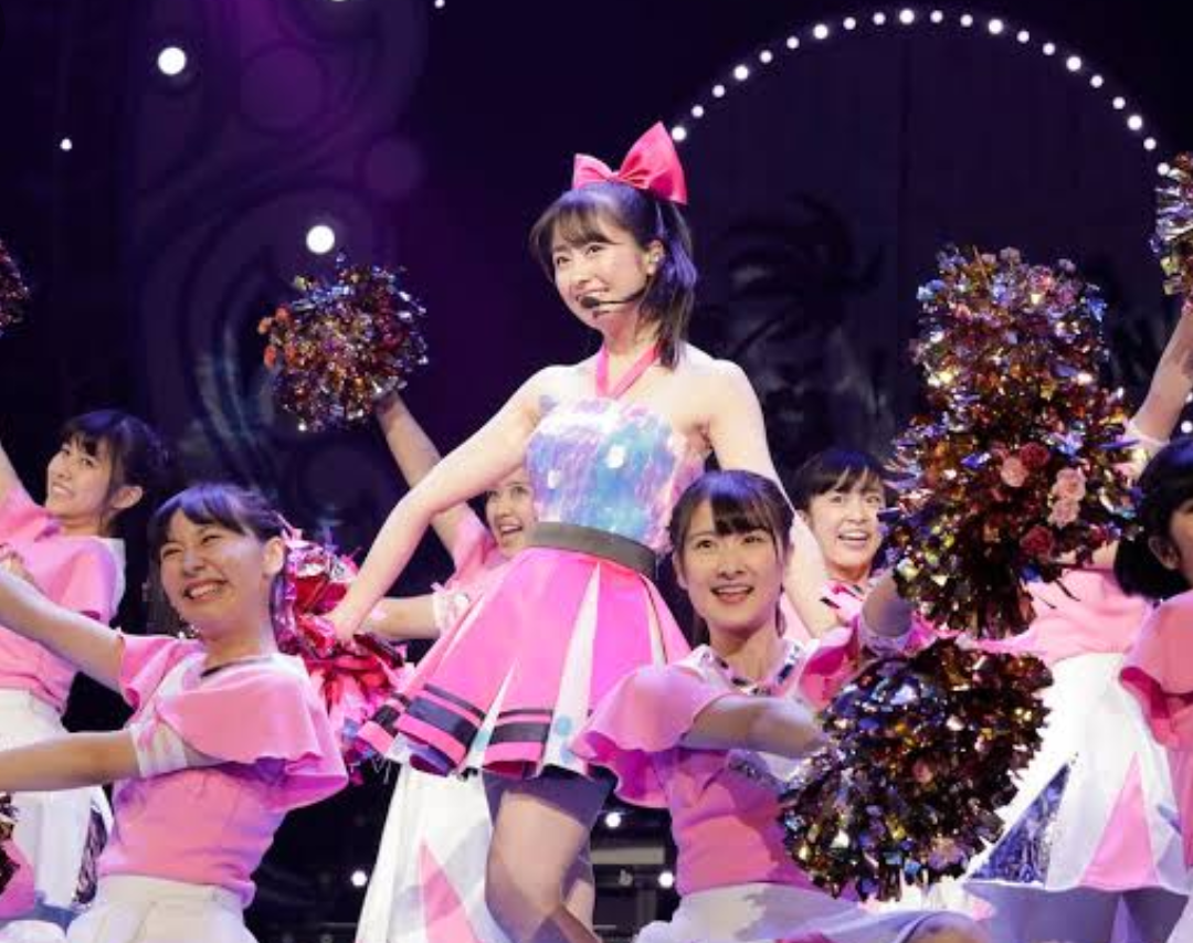 女性アイドルの衣装画像