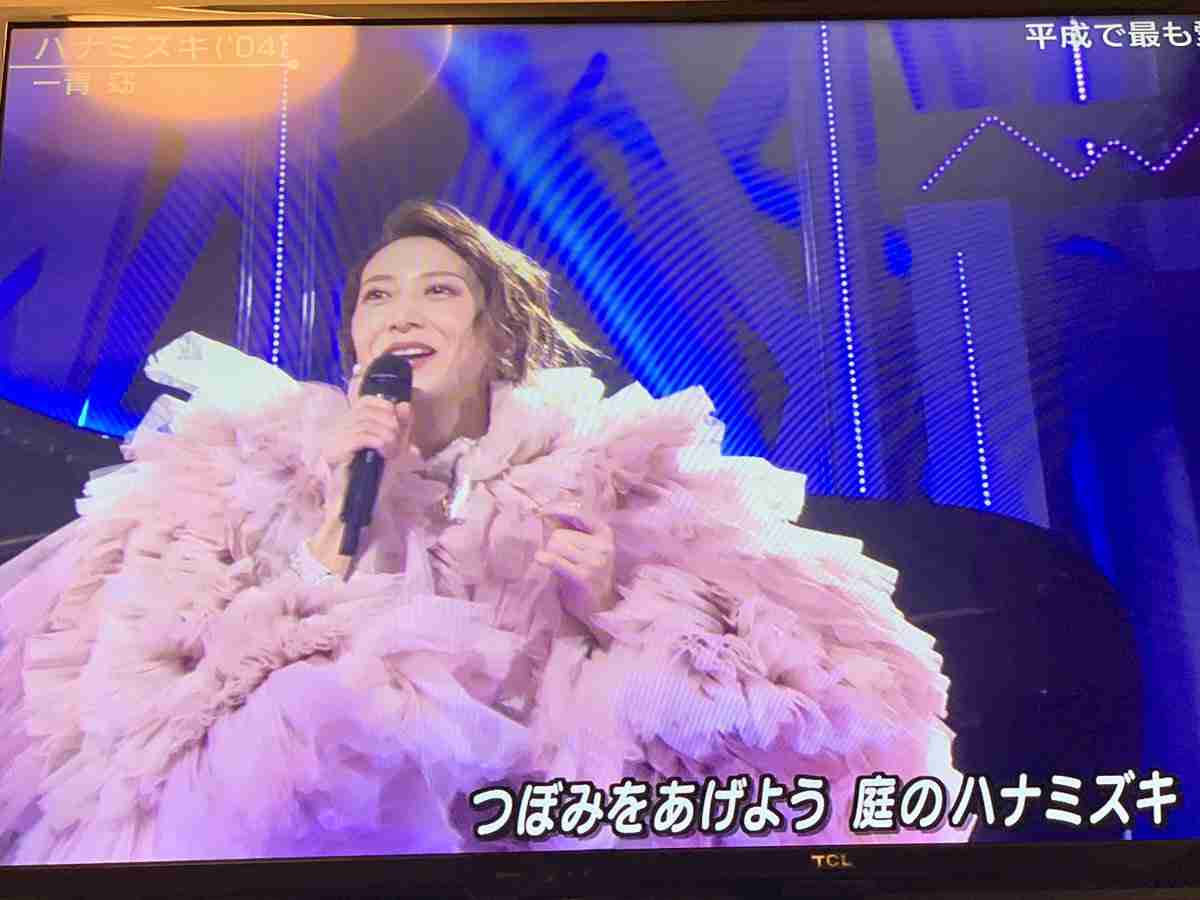 【Mステ】一青窈の衣装が気になって歌に集中できない人続出「ドフラミンゴ？」「うちのインコに似てる…」