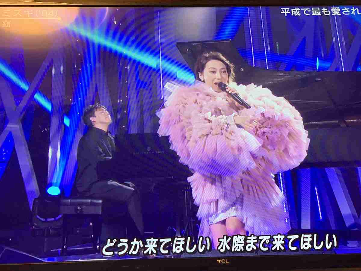 【Mステ】一青窈の衣装が気になって歌に集中できない人続出「ドフラミンゴ？」「うちのインコに似てる…」