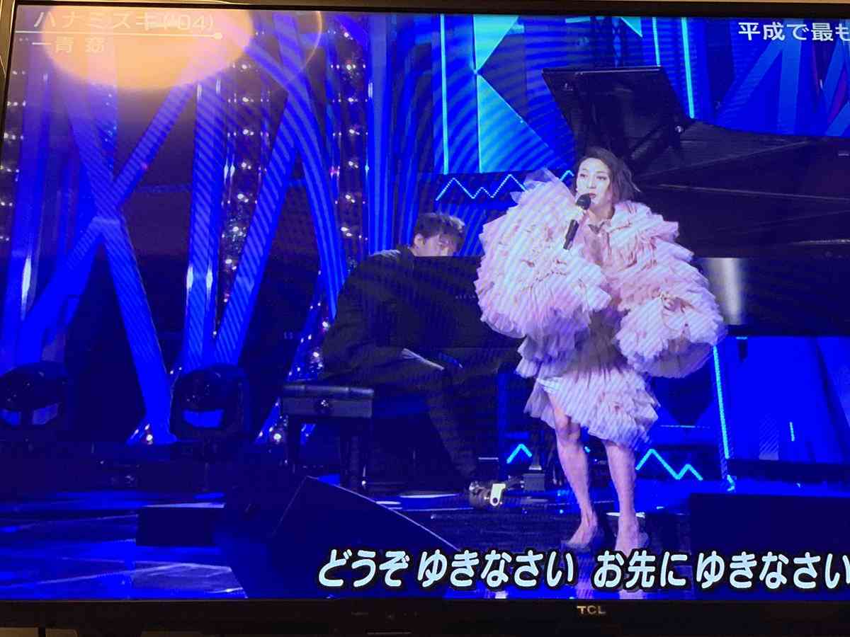 【Mステ】一青窈の衣装が気になって歌に集中できない人続出「ドフラミンゴ？」「うちのインコに似てる…」
