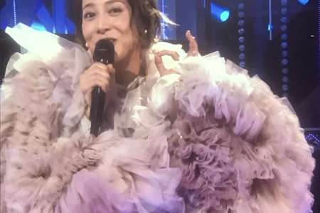 Mステ 一青窈の衣装が気になって歌に集中できない人続出「ドフラミンゴ？」「うちのインコに似てる…」 | まとめまとめ