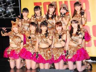 女性アイドルの衣装画像
