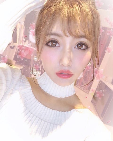 整形公表双子モデルの妹・吉川ちか、すっぴん＆メイク比較写真を公開　新たな整形願望も明かす