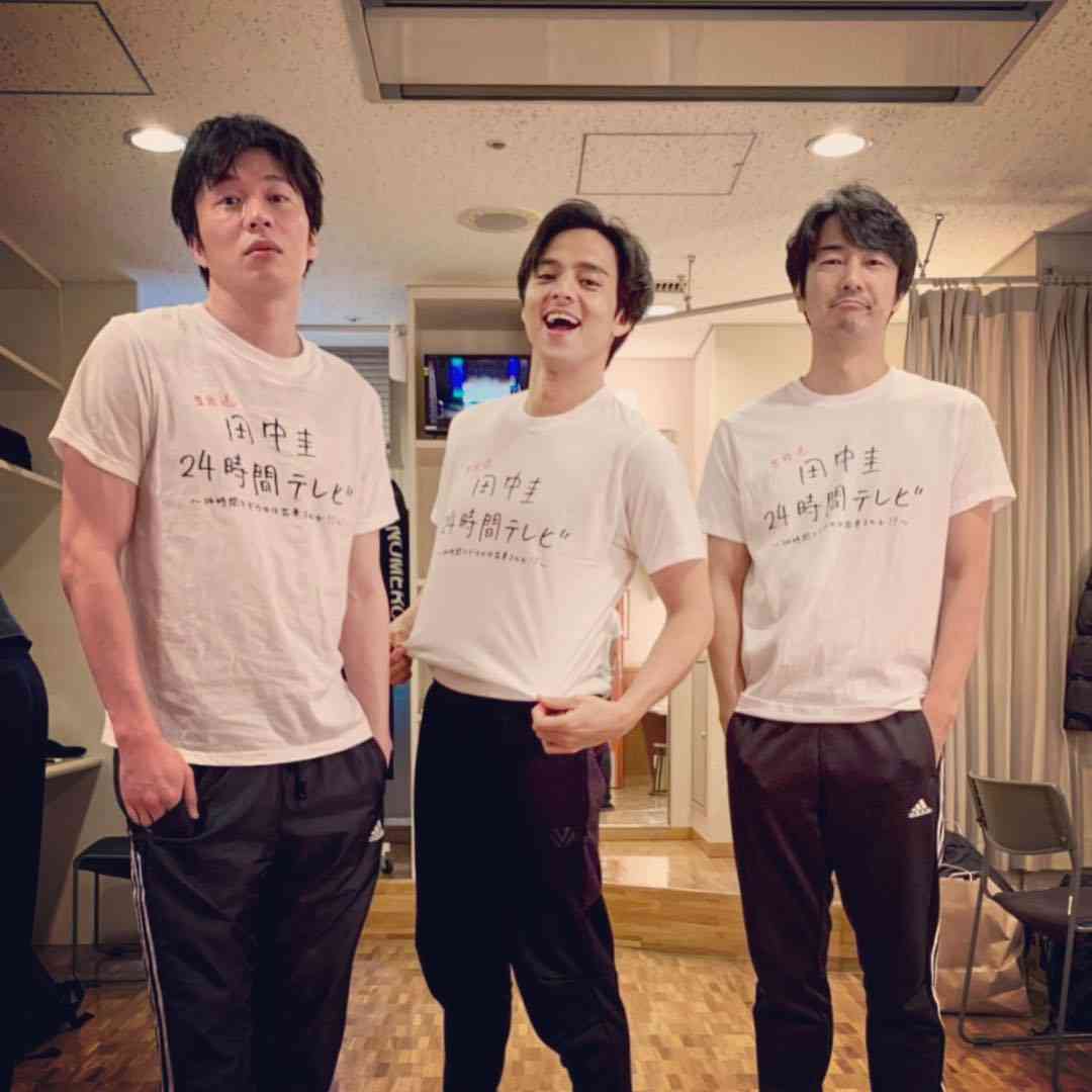 満島 真之介 on Instagram: “Team「#チャイメリカ」Team「田中圭24時間TV」みんなこのＴシャツで稽古。※田中圭24時間TVの現場ではない！#田中圭 #眞島秀和#運送屋 #ロドリゲス#催眠かけてやる#ファイティンロドリゲス”