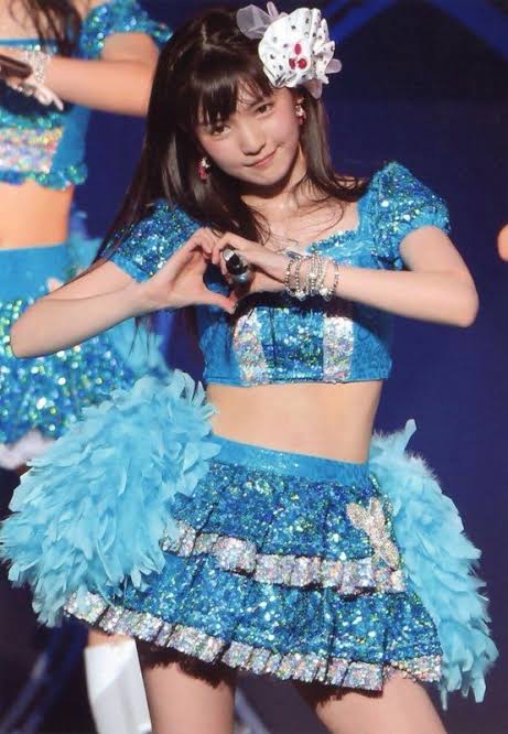 女性アイドルの衣装画像