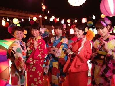 女性アイドルの衣装画像