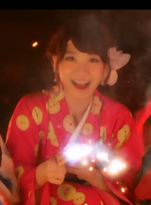 女性アイドルの衣装画像