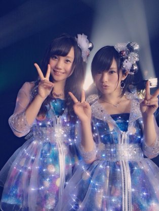 女性アイドルの衣装画像